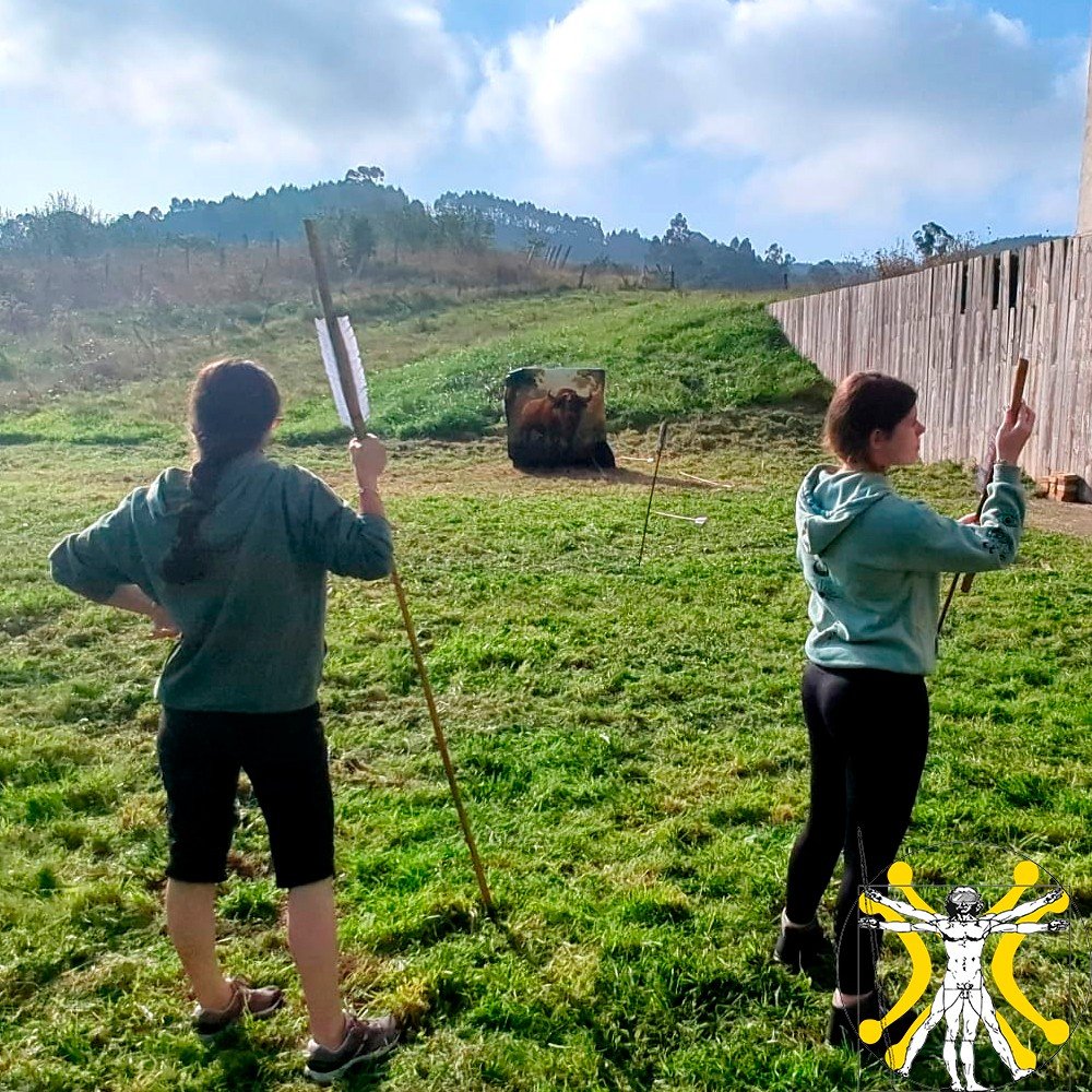 De Neandertales a Sapiens: la evolución de la caza. Los estudiantes de la #UC participaron en una jornada de #Arqueología experimental dedicada a comprender cómo las distintas especies desarrollaron estrategias de caza a lo largo de la #Prehistoria. #cantabria #arqueologia