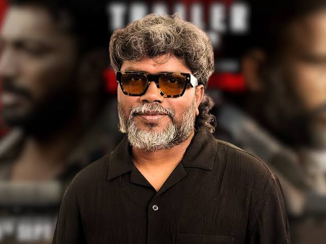 nambi97vck's tweet photo. சமூக மாற்றத்தின் குரலாக 
இயக்குனர் பா. ரஞ்சித் அவர்கள் திகழ்கிறார்...

சாதியச் சிக்கல்களை தீர்ப்பதற்கு மிகப்பெரிய மக்கள் தொடர்பு சாதனமான திரைத்துறையின் ஊடாக — சாதி, தீண்டாமை, ஏற்றத்தாழ்வு, பாலின வேறுபாடு, மண்ணுரிமை, பூர்வகுடிகளின் வரலாறு போன்ற பிரச்சனைகள் குறித்தெல்லாம் ஒரு பெரும் விவாதத்தை உருவாக்கி, திரைத்துறையில் அடுத்த கட்ட முற்போக்கான வளர்ச்சியை நோக்கி எடுத்துச் சென்றவர் அறிவுகுடி இயக்குனர் பா. ரஞ்சித் அவர்களே.

ரஞ்சித்திற்கு முன்பாக திரைத்துறையில் முற்போக்கு பேசியவர்கள் பெரும்பாலும் காந்திய சிந்தனையுடையவர்கள். ஆகவே அவர்கள் காந்தியம் பற்றியே பேசினர்; அதுவே அவர்களின் வரம்பாக இருந்தது.

ஆனால், இயக்குனர் பா. ரஞ்சித் அவர்கள் — “நான் மட்டும் இல்லாமல், என்னால் இன்னொருவரும் உருவாக வேண்டும்; அதன் மூலம் பலரும் உருவாக வேண்டும்; இந்த சமூகத்தை மாற்றி அமைக்க வேண்டும்” என்ற ஆழமான புரிதலோடு வாழ்பவர்.

தன்னுடைய திறமை, உழைப்பு, சம்பாதித்த அனைத்தையும் சமூக சமத்துவத்திற்காக அர்ப்பணித்து வருகிறார். ஒரு திரைப்பட இயக்குநராக ���ருந்தாலும், அவ்வப்போது மக்களுக்கான போராட்டக் களத்திலும், பண்பாட்டு தளத்திலும், சாதி ஒழிப்பு களத்திலும் உறுதியுடன் நிற்பவர் ரஞ்சித் அவர்கள் மட்டுமே.

சாதி இந்துக்கள் மற்றும் சாதி வெறியர்களின் கைக்கூலிகளும் சிலர் வேண்டுமென்றே விடுதலைச் சிறுத்தைகளோடு இயக்குனர் ரஞ்சித்தின் உறவை குலைக்க பல முரண்களை உருவாக்குகின்றனர். இருந்தாலும், டாக்டர் எழுச்சித் தமிழர் அவர்களின் மீது ரஞ்சித் அவர்கள் வெளிப்படுத்தும் அன்பு தொடர்ந்து நிலைத்திருக்கிறது.

ஒரு பேட்டியில் கூட, “அரசியல் களத்தில் எங்களுக்கான தலைவர் அண்ணன் திருமாவளவன் தான்; அவர் பின்னால் நாங்கள் இருப்போம்” என்று வெளிப்படையாக கூறியுள்ளார். ஆகவே, ரஞ்சித் போன்ற சமூகப் பொறுப்புள்ள நபர்களை நாம் கொண்டாடவில்லை என்றாலும், அவரின் செயல்களை பாராட்டுவது நமது கடமை.

பாராட்டுக்கு பஞ்சமான இந்த சமூகத்தில் நல்லவர்களை பாராட்டி, அவர்களை ஊக்கப்படுத்துவதில் நாம் முன்னிலையாக வேண்டும்.

இயக்குனர் மாரி செல்வராஜ் அவர்கள் அவருக்குத் தெரிந்த மொழியில் ஒரு பிரச்சனையை மிகச் சிறப்பாக எடுத்துச் சொல்லி, சமூக சமத்துவத்திற்கும் மனித மன மாற்றத்திற்கும் உரையாடல்களை நிகழ்த்தி வருகிறார் — இது மிகவும் பாராட்டத்தக்கது. அவருக்கு வாழ்த்துக்கள்.

ஆனாலும், ரஞ்சித்தை மறந்து மாரி செல்வராஜை மட்டுமே பாராட்டுவது — பிரித்தாலும் சூழ்ச்சி எனலாம்.

ஓர் ஊடகவியலாளர் கேள்விக்கு, டாக்டர் எழுச்சித் தமிழர் அவர்கள் இப்படிப் பதிலளித்திருப்பார்:

> “ரஞ்சித் அவர்களும், மாரி செல்வராஜ் அவர்களும் எனது இரு கண்கள்.”

ஒரு தந்தையிடம் எந்த பிள்ளை பிடிக்கும் என்று கேட்டால், அவர் “இர���்டு பிள்ளைகளும் எனக்கு பிடிக்கும்” என்று சொல்வார். அதுபோலவே தலைவரும் கூறியிருப்பார். ஆகவே, சமூகத்தை நேசிப்பதில் தலைவரை போல நாம் நடந்து கொள்ள வேண்டும் என்று இந்த பதிவின் மூலம் கேட்டுக் கொள்கிறேன்.

இயக்குனர் பா. ரஞ்சித் அவர்கள், மாரி செல்வராஜ் அவர்களைப் போல இன்னும் பலரை உருவாக்க வேண்டும்.

இயக்குனர் பா. ரஞ்சித் அவர்களுக்கு எனது மனமார்ந்த வாழ்த்துக்கள்!
அதேபோல் சமூக நல்லிணக்கத்திற்கான உரையாடலை நிகழ்த்தி, பைசன் திரைப்படத்தை பாடத்தை எடுத்த இயக்குனர் மாரி செல்வராஜ் அவர்களுக்கும் எனது வாழ்த்துக்கள்.

இவண்:
 வழக்கறிஞர் மு.அறிவுடைநம்பி 
கடலூர் வடக்கு மாவட்ட செயலாளர் 
விடுதலைச் சிறுத்தைகள் கட்சி