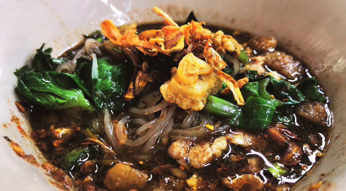 เตี๋ยวเรือนายแกละ​  พิกัดท่าน้ำนนท์​ ฝั่งบางศรี​เมือง​ รสชาติสไตร์เตี๋ยวเรืออยุธยา​ บอดี้เข้มข้น​ หอมเครื่องเทศ​ ทานคู่กับกากหมูเจียวกระเทียมหอม​ ๆ และ​ ไปกินกับแฟนที่น่ารักที่สุดในโลก