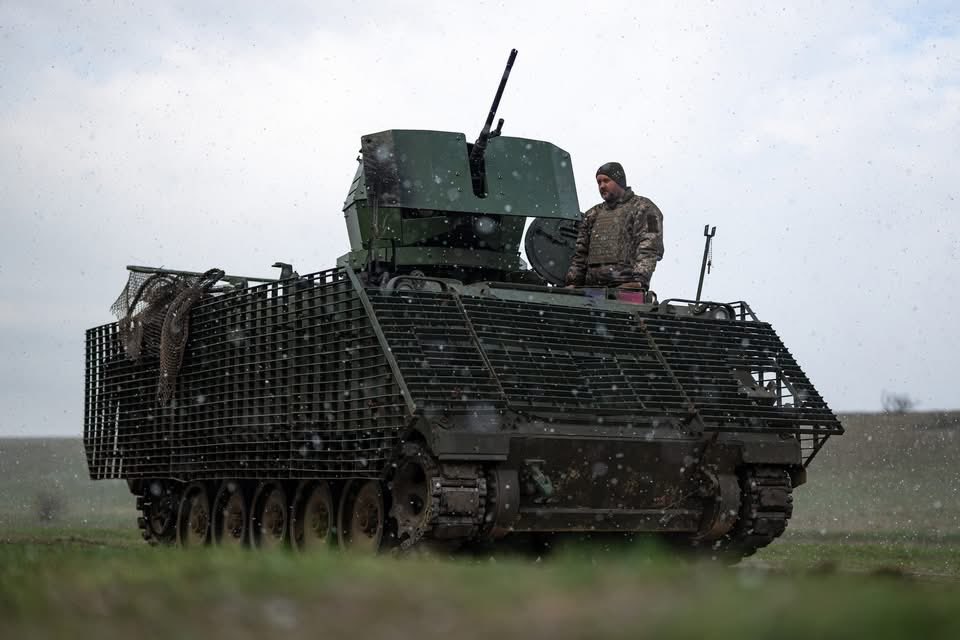 praisethesteph's tweet image. #Ukraine/#Russia 🇺🇦🇷🇺:
🇺🇦M113A3 APC of the 153rd Separate Mechanized Brigade with Ukrainian-made manned turret armed with 12.7mm M2 Browning HMG, slat armor on the sides and front, and folding anti-drone cage.