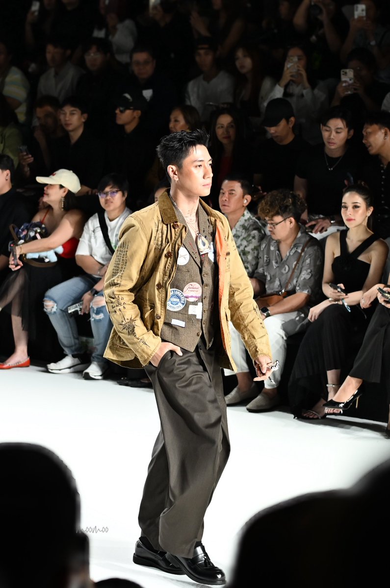 MM_RTJM's tweet image. ความนายแบบยังคงไม่ทิ้งลาย 
ด้วยเสื้อลงยันต์ที่ทำแสนยาก ผ่านการปราณีตด้วยฝีมือของพี่สิฐ ลงตัวที่สุดแล้ว 👍🏻👏🏻🫶🏻

JAM AT SIAM PARAGON

#๒๗FRIDAYxJAM
#SiamParagonBIFW2025xJam
#แจมรชตะ #JamRachata