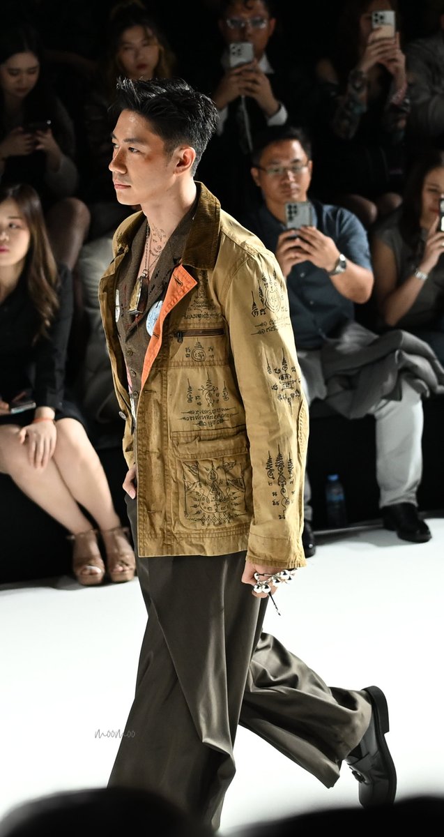 MM_RTJM's tweet image. ความนายแบบยังคงไม่ทิ้งลาย 
ด้วยเสื้อลงยันต์ที่ทำแสนยาก ผ่านการปราณีตด้วยฝีมือของพี่สิฐ ลงตัวที่สุดแล้ว 👍🏻👏🏻🫶🏻

JAM AT SIAM PARAGON

#๒๗FRIDAYxJAM
#SiamParagonBIFW2025xJam
#แจมรชตะ #JamRachata