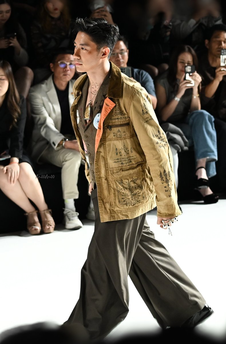 MM_RTJM's tweet image. ความนายแบบยังคงไม่ทิ้งลาย 
ด้วยเสื้อลงยันต์ที่ทำแสนยาก ผ่านการปราณีตด้วยฝีมือของพี่สิฐ ลงตัวที่สุดแล้ว 👍🏻👏🏻🫶🏻

JAM AT SIAM PARAGON

#๒๗FRIDAYxJAM
#SiamParagonBIFW2025xJam
#แจมรชตะ #JamRachata