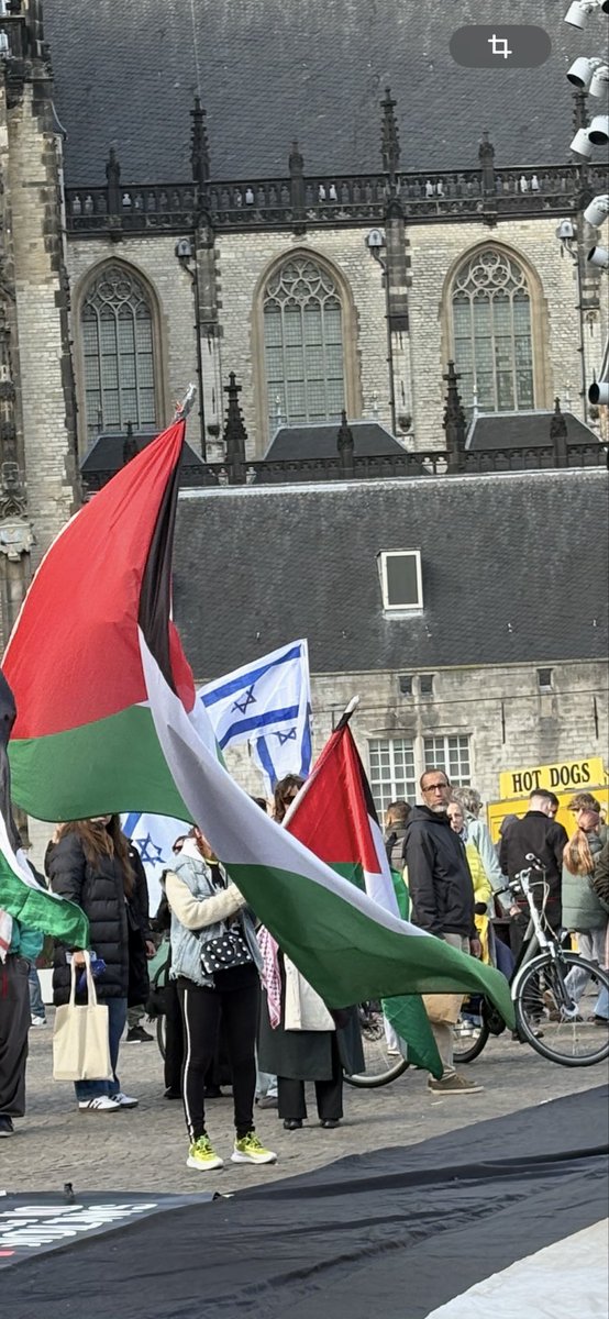 Les musées d’Amsterdam sont connus pour les merveilleuses perspectives des tableaux de ses grands peintres, cf. Vermeer. 
Autre perspective qui est un signe des temps, à Amsterdam encore : le drapeau palestinien, le drapeau israélien, les hot-dogs et la cathédrale ! Symboles..