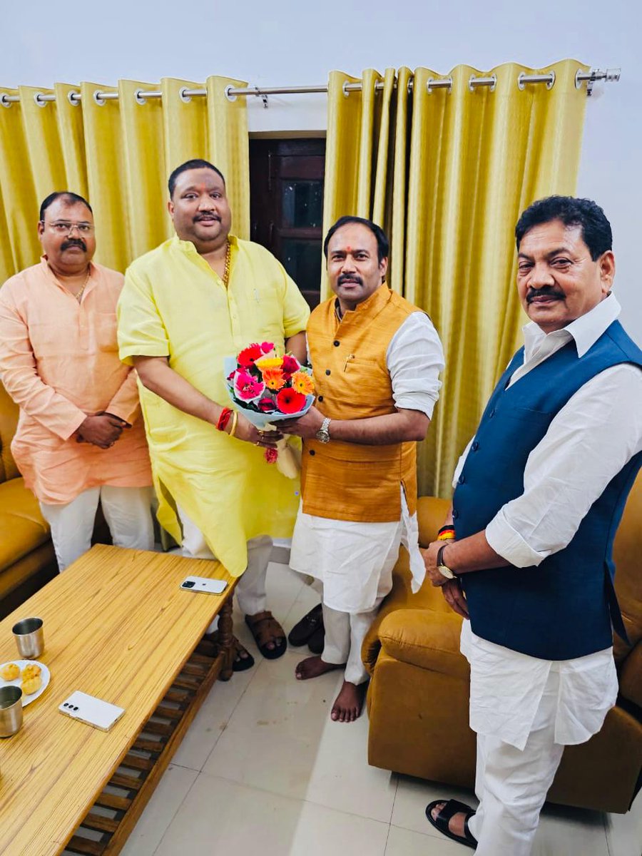 dheerusinghh's tweet image. लखनऊ में क्षेत्रीय अध्यक्ष, भाजपा अवध क्षेत्र, माननीय श्री @kamlesh4lmp जी भाई साहब से भेंटकर दीपावली पर्व की हार्दिक शुभकामनाएं एवं बधाई दी।
ईश्वर से यह प्रार्थना है कि यह पावन पर्व समस्त जनों के जीवन में सुख, समृद्धि और उज्जवल भविष्य का संचार करे, आप सभी को दीपावली की ढेर सारी…