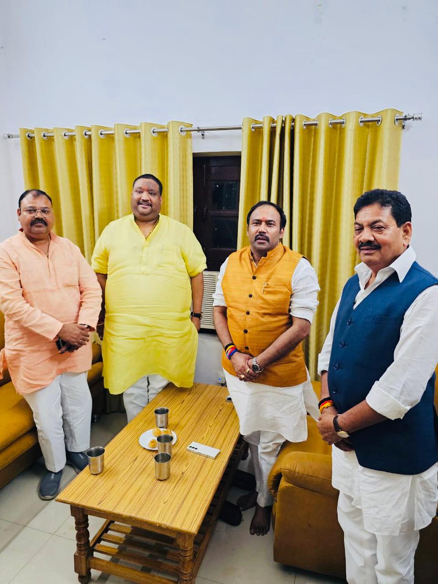 dheerusinghh's tweet image. लखनऊ में क्षेत्रीय अध्यक्ष, भाजपा अवध क्षेत्र, माननीय श्री @kamlesh4lmp जी भाई साहब से भेंटकर दीपावली पर्व की हार्दिक शुभकामनाएं एवं बधाई दी।
ईश्वर से यह प्रार्थना है कि यह पावन पर्व समस्त जनों के जीवन में सुख, समृद्धि और उज्जवल भविष्य का संचार करे, आप सभी को दीपावली की ढेर सारी…