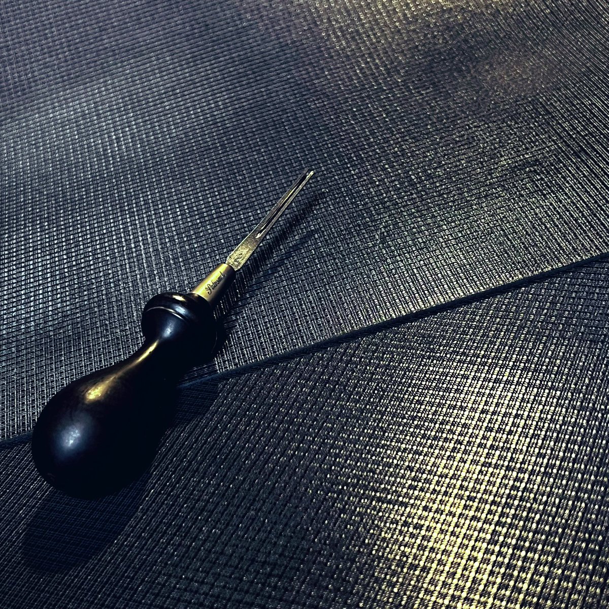 【新導入革の御報告】

スーツ等のフォーマルスタイルへの
刺し装飾にも合いそうな
クラシカルブラックの型押し革を
導入致しました。

展開の際には
是非御楽しみ頂けますと幸いです。