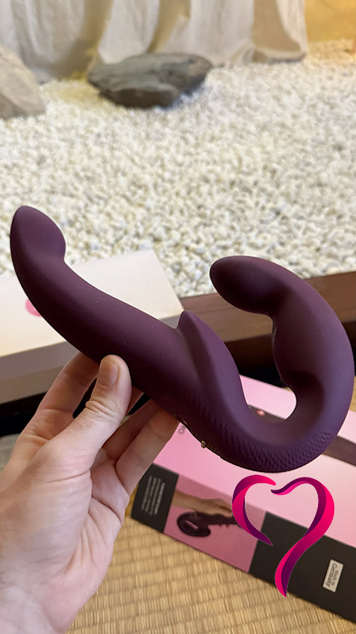 Lascivnicz's tweet photo. Factory Share Vibe PRO = dvojité strapless dildo s vibracemi v rukou starých známých (RECENZE)

https://t.co/3uqEy3Jimt

Otestováno mnohokrát i při návštěvě Oroomu... 😍😇

Děkujeme @FLAGRANTI_CZ - #funfactory @funfactory_intl #strapon #sharevibe #sharevibepro #oroom https://t.co/K7ZDwjHtSa