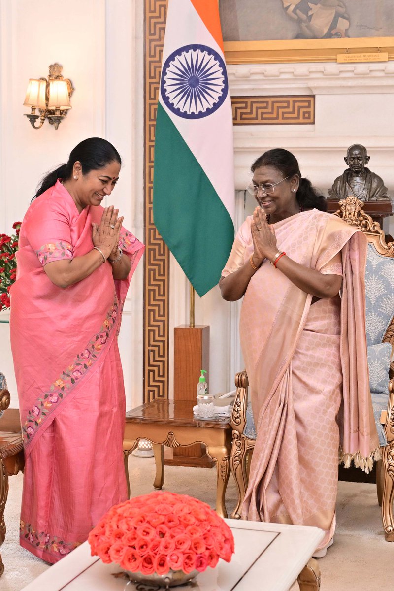 Chief Minister of Delhi, Smt Rekha Gupta called on President Droupadi Murmu at Rashtrapati Bhavan and shared Diwali greetings.