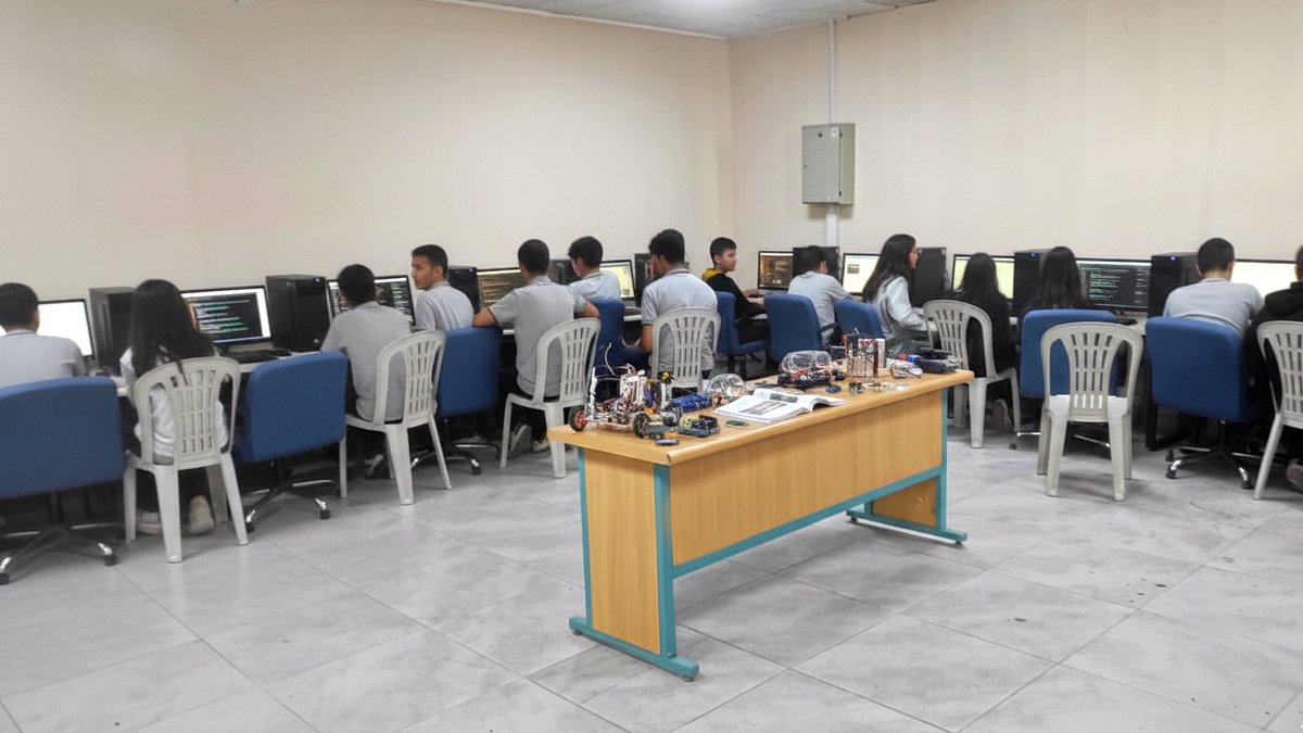 dbanadolulisesi's tweet image. 🎯 Avrupa Kod Haftası (EU CodeWeek) kapsamında öğrencilerimizle “Yeşil Vatanı Koru: Python ile Doğayı Temizle!” etkinliğini gerçekleştirdik.
💻 Kodladık, oynadık, öğrendik!
🌿 Hem doğayı hem geleceği koruyoruz.
#CodeWeek #YeşilVatan #DiyarbakırAnadoluLisesi #Python #Kodlama