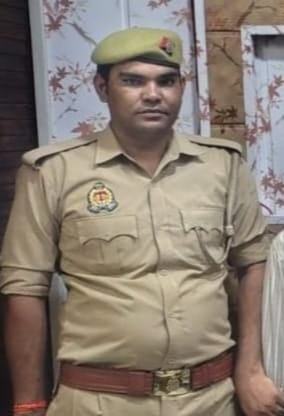 एटा 
एटा जिले में बड़ा खुलासा — एक ही सिपाही के दो पीएनओ नंबर, साजिश या सिस्टम की गलती?
सिपाही 1287 सतेंद्र कुमार के बार-बार स्थानांतरण पर उठे सवाल, कोतवाली नगर की क्राइम टीम में रहते हुए किया मनमाना खेल,शिकायत के बाद हुये थे स्थानांतरण।
एसएसपी के आदेशों की उड़ाई धज्जियाँ,जुगाड़