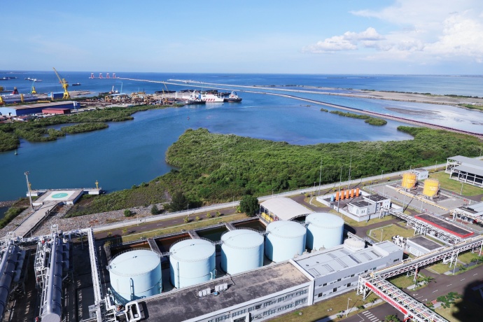 energy_chn's tweet image. #EcologicalRestoration 🌿
From 5 → 19 hectares in 8 years!
The Java 7 Project in Indonesia expanded mangrove forests by 280%, turning fragile tidal flats into a thriving habitat—proving energy & ecology can grow together. 💡🌍
#Sustainability #CSR #GreenDevelopment
