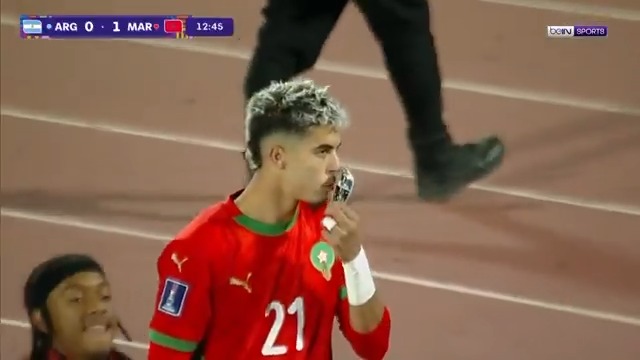 أبطال العالم. هدفان حاسمان لياسر زبيري يهديا المغرب لقب كأس العالم للشباب تحت 20 عامًا، في إنجاز تاريخي كُتب بأحرف من ذهب.. اللقب العربي الأول في مونديال الشباب، والثاني قاريًا لقارة أفريقيا 