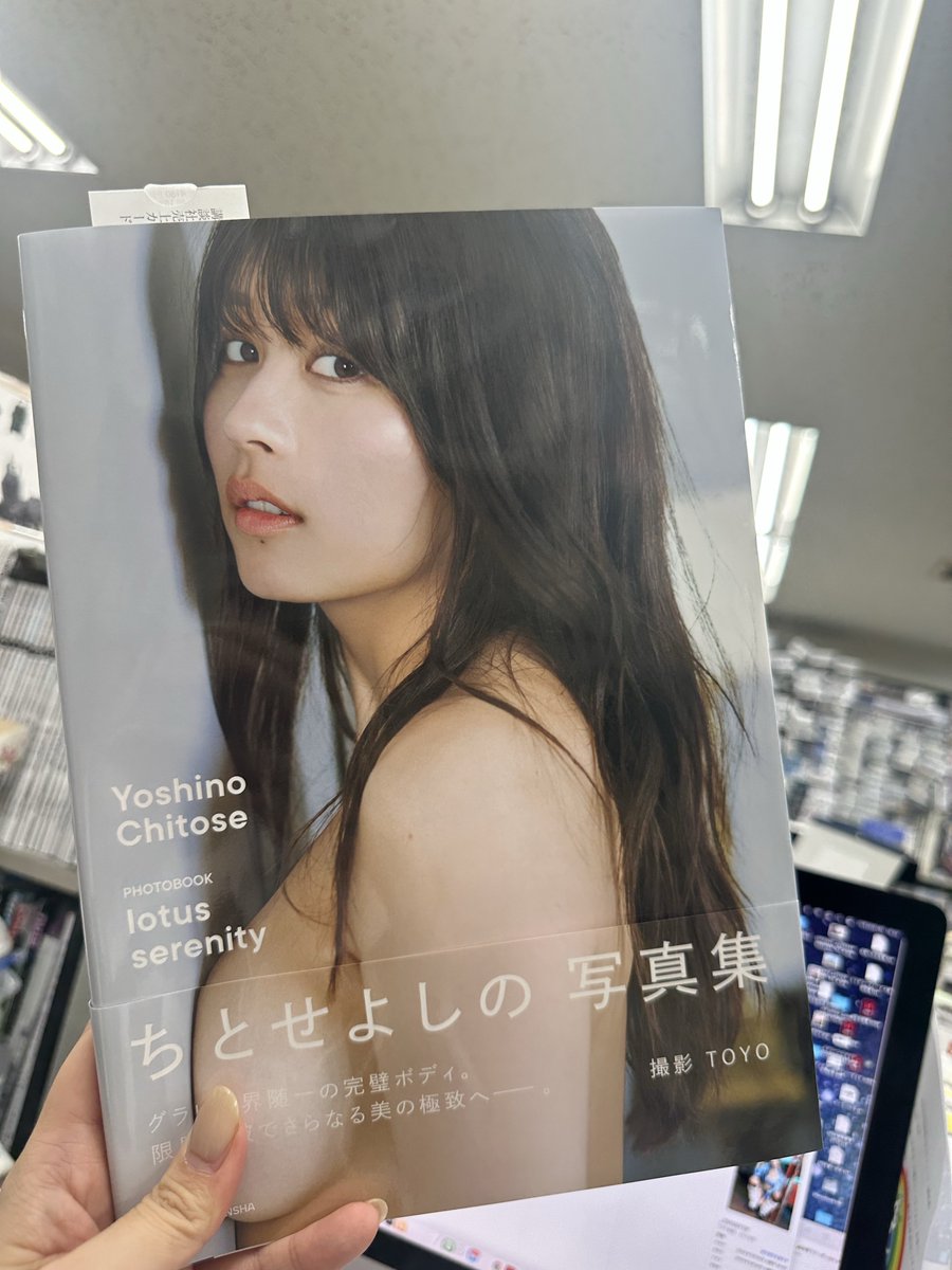 ちとせよしのちゃん <a href="/chitose_yoshino/">ちとせ よしの</a> の写真集GET✊💖

クールな表情も笑顔も可愛いし、お肌綺麗すぎる、ボディは完璧すぎ💯

頭にお花をつけてるカットがお気に入りです🌼川の写真は凄くいいね、可愛いとセクシーが入り交じってるのに品がよすぎるのなんでぇ？！