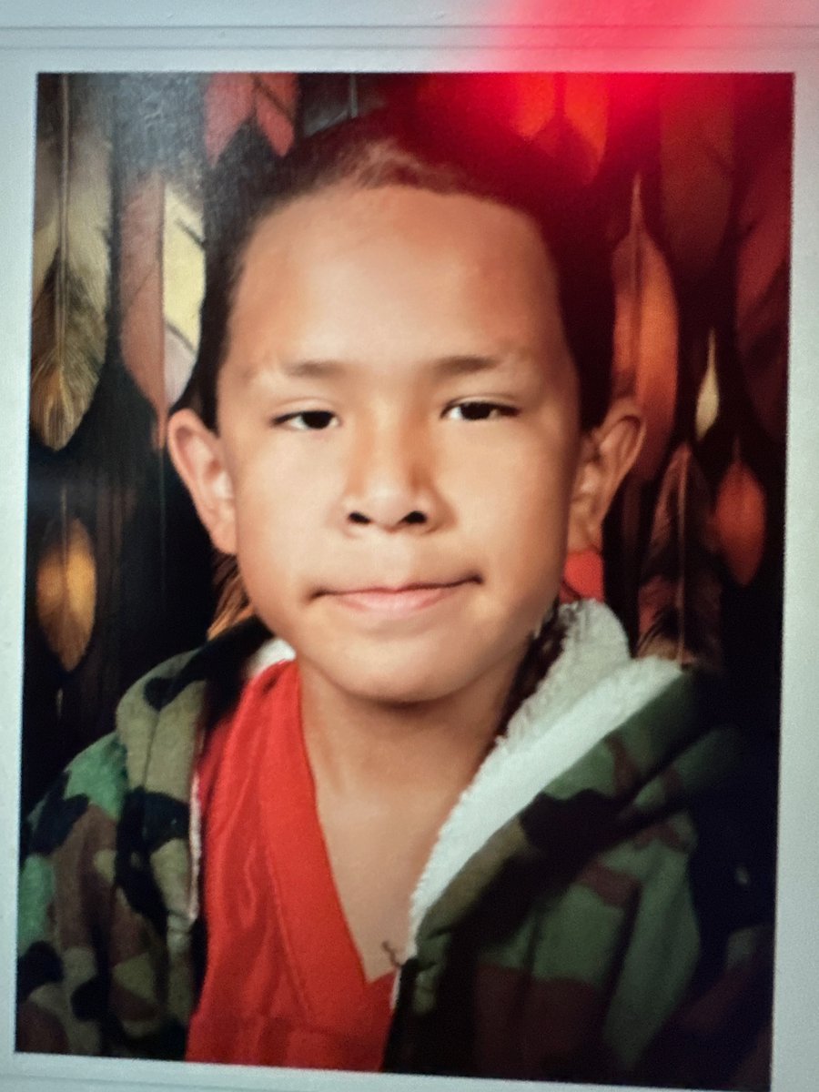 siouxfallspd's tweet image. We’re asking for the public’s help in locating Joelle TakenAlive, 10 year old Native American male. 

He is 4 ft tall, 85 lbs. Black hair, brown eyes, wearing an orange/gray shirt, dark sweatpants and green crocs. 

Call Metro Communications at 605-367-7000 with any info. /737