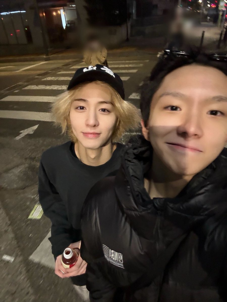 이한이는 진짜 이목구비 빡빡빡이여서 너무 막 귀엽고 운학이는 진짜 이목구비가 벅벅벅이여서 더 귀여움