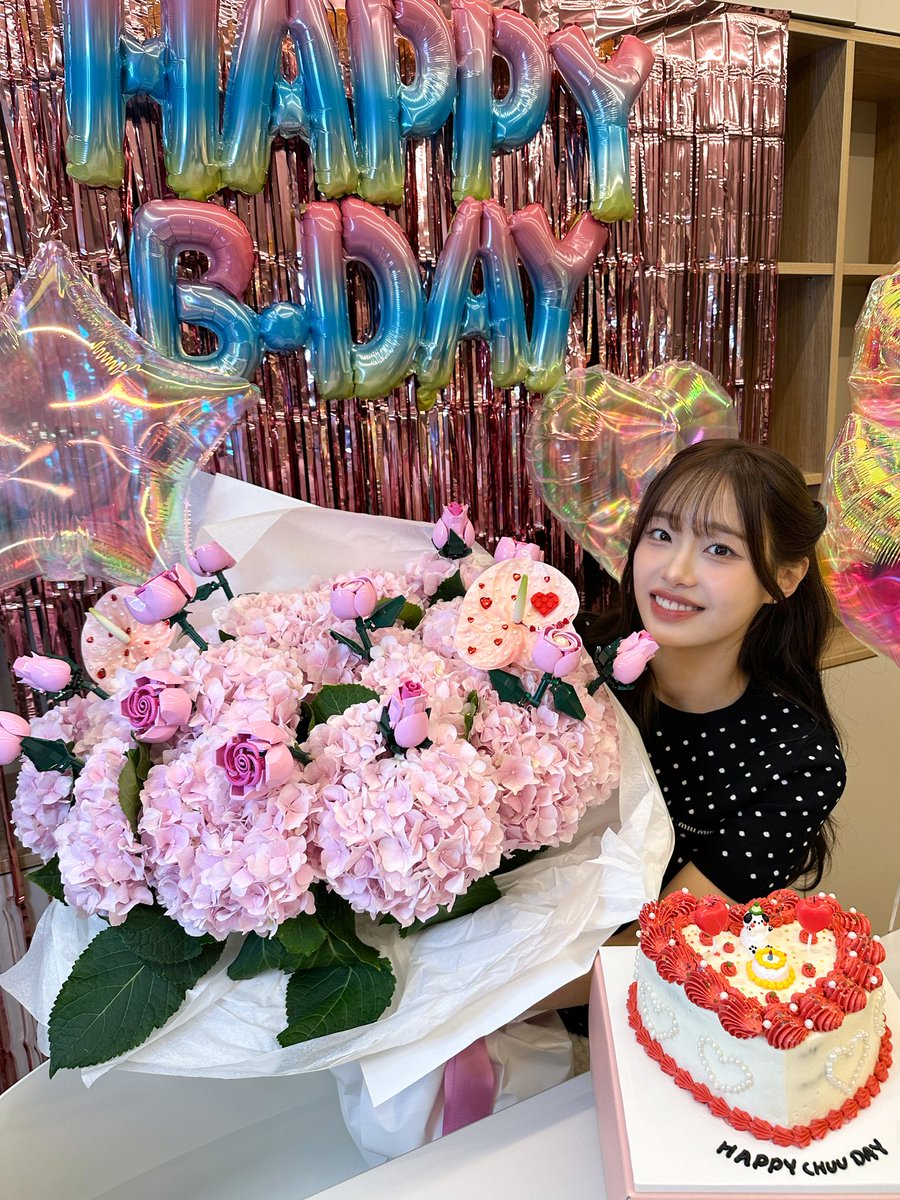 chuu_atrp's tweet photo. [📸]
251019 HAPPY CHUU DAY 생일라이브

KKOTI 덕분에 너무 행복한 하루🎂
생일 축하해줘서 고마워요❣️

#CHUU #츄 #HAPPY_CHUU_DAY https://t.co/E1Rdutyjtk