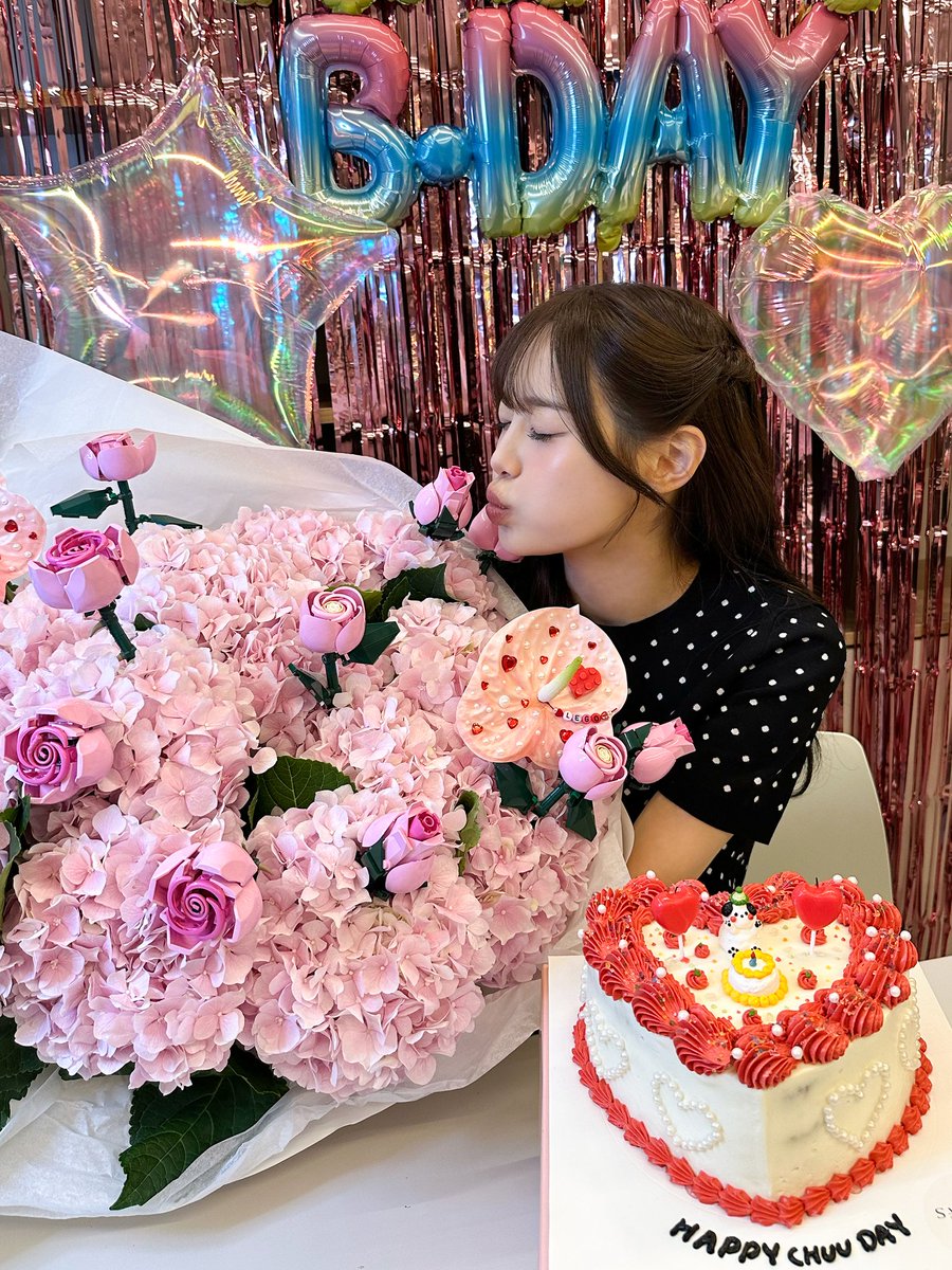 [📸]
251019 HAPPY CHUU DAY 생일라이브

KKOTI 덕분에 너무 행복한 하루🎂
생일 축하해줘서 고마워요❣️

#CHUU #츄 #HAPPY_CHUU_DAY