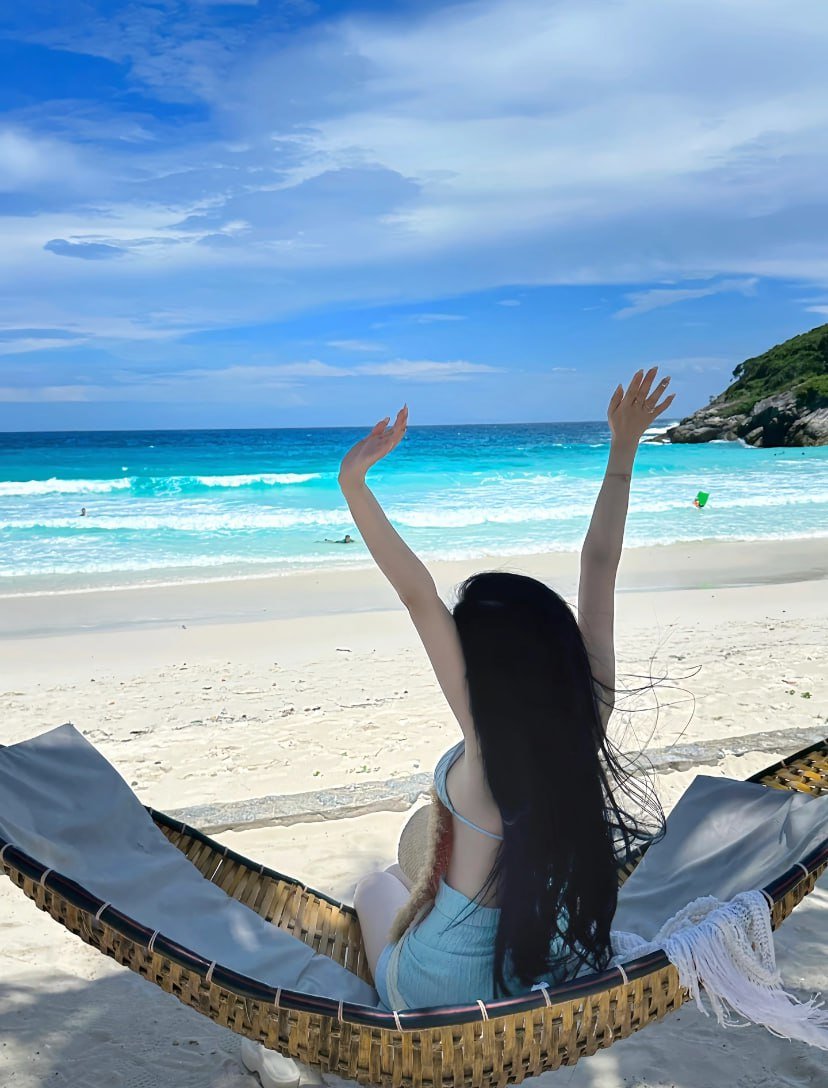 Eliana811512's tweet photo. Chasing waves and new friendships π Excited to connect with amazing people in the USA! πΊπΈ #BeachVibes #NewFriends #USAdventure #SummerDreaming #TravelCommunity https://t.co/pvwvmpfpi9