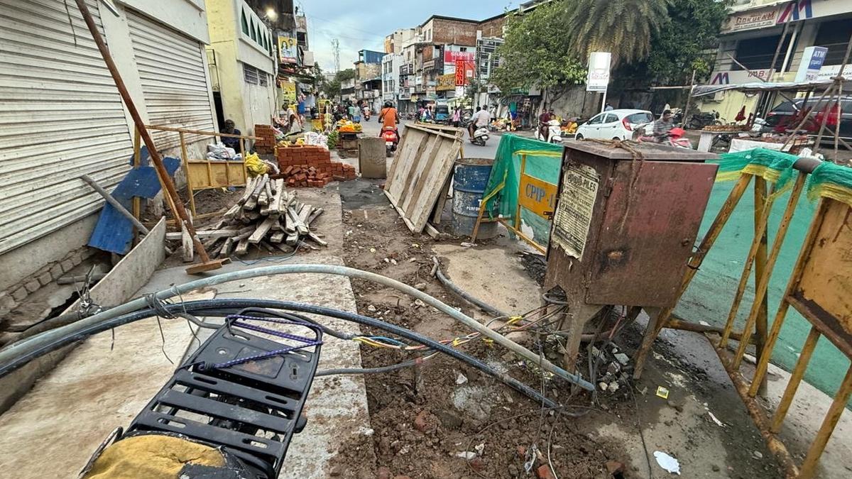 NammaChennai_'s tweet image. 🚨 107 places in Chennai have links missing in drain network

Expecting heavy rains, GCC arranged temporary drains, pumps, &amp;amp; barricades to avoid flooding and accidents. Stormwater work, including on Nungambakkam High Road, got delayed due to poor coordination with other agencies.