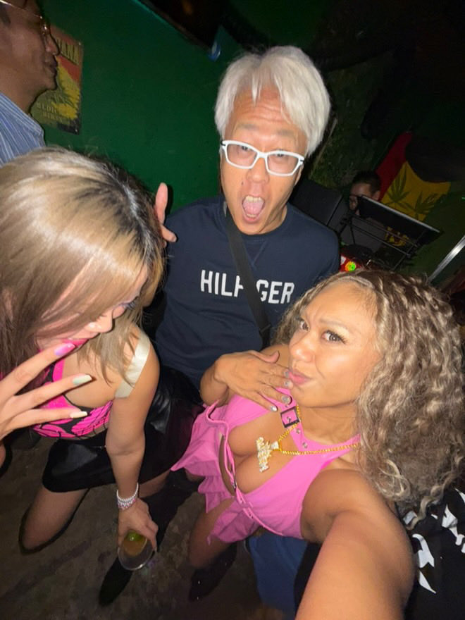 女神的な存在の2人とダブルワイニー