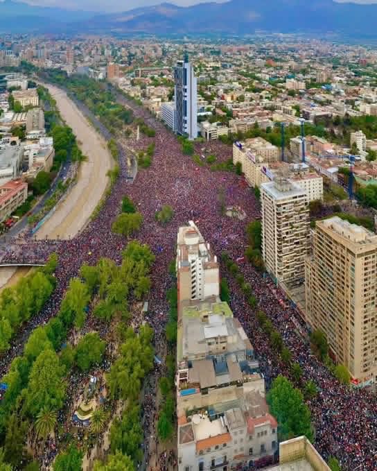 Me quedo con esto ❤️
Despues la wea se convirtió en un aprovechamiento de delincuentes y pacos Pasaos de Roscas ..por decir algo suave
#18deOctubre
