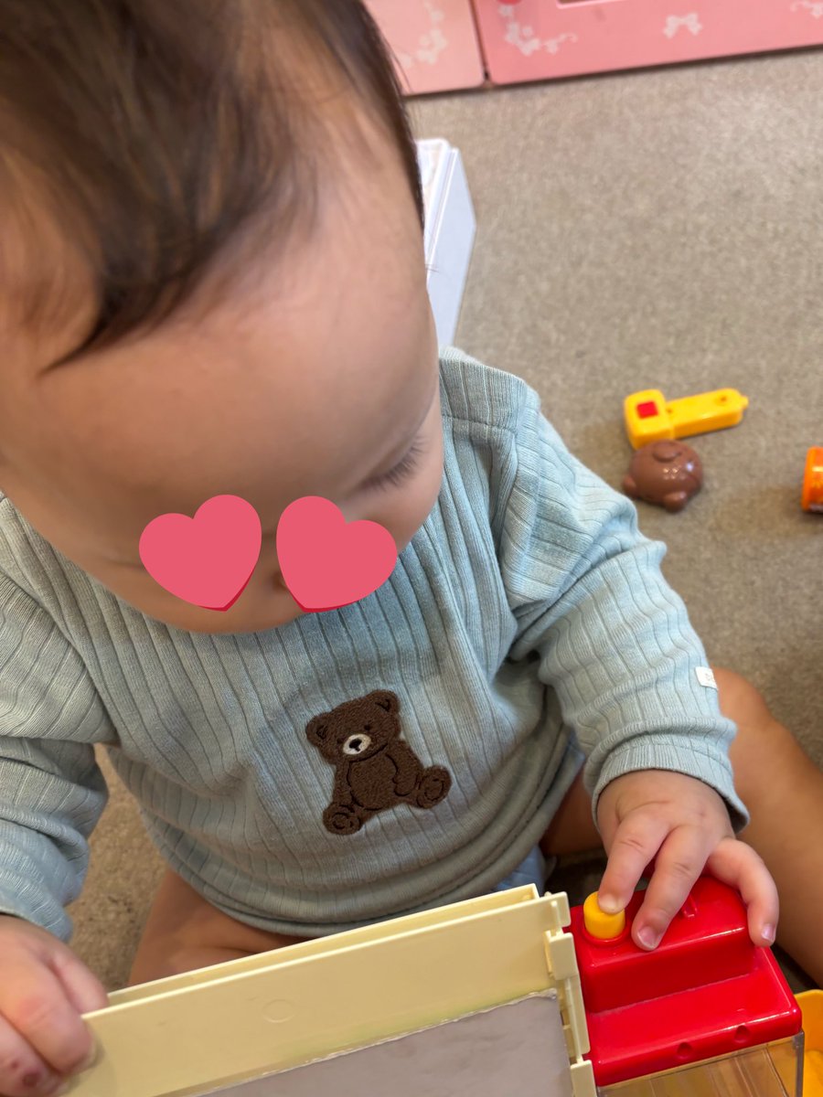 お疲れ様です🌈

今日は午前中に少しお休みをいただいて、息子の病院へ！
待ち時間で楽しく遊んでました✨かわいい🩷
休み明け月曜日頑張りましょう✨

#企業公式がお疲れ様を言い合う 
#企業公式相互フォロー 
#建設 
#月曜日