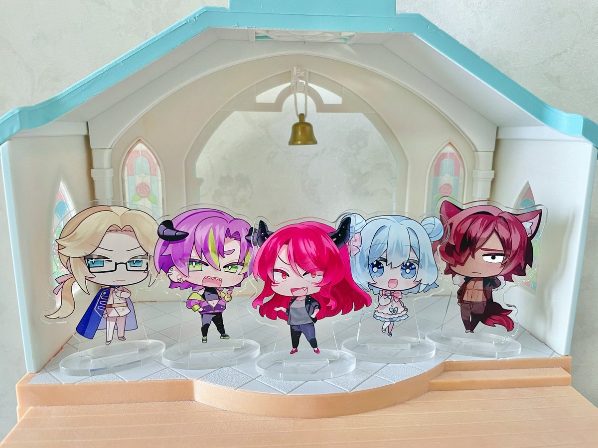 uaaaalen's tweet image. 11/9のデジゲー博で出す予定のミニキャラアクスタ!
攻略対象のぶんを作ったので全員揃えてハーレムを築くことが可能
大きさは6〜7cmなのでシルバニアで遊ぶことも可能
#ムラヤキヴィラン