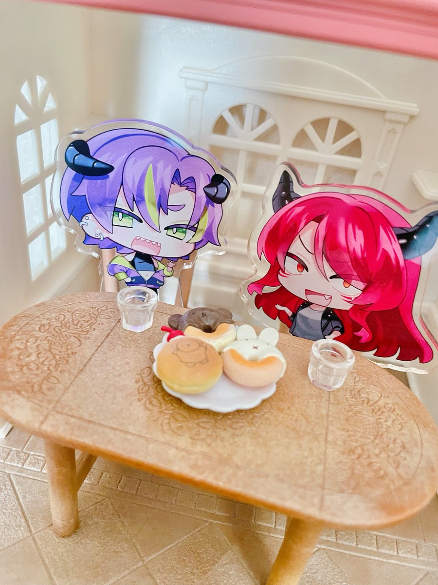 uaaaalen's tweet image. 11/9のデジゲー博で出す予定のミニキャラアクスタ!
攻略対象のぶんを作ったので全員揃えてハーレムを築くことが可能
大きさは6〜7cmなのでシルバニアで遊ぶことも可能
#ムラヤキヴィラン