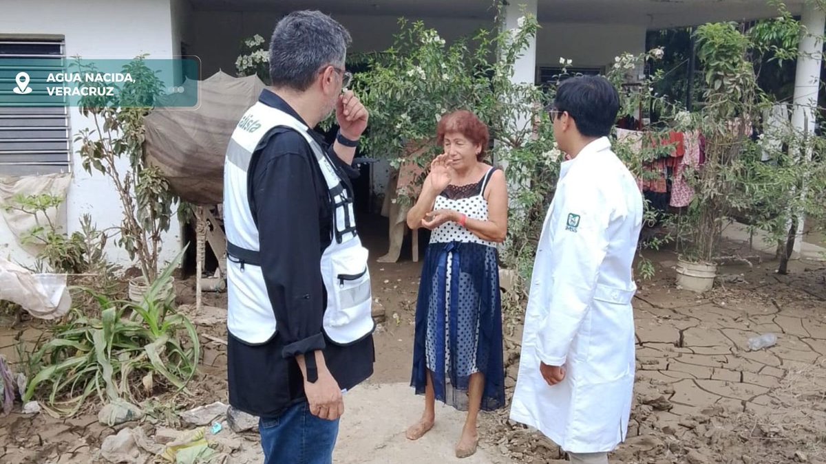 IMSS_Bienestar's tweet photo. A través de brigadas médicas, seguimos presentes y actuando de frente con las comunidades.

En #Veracruz, nuestro titular de la Unidad de Atención a la Salud #IMSSBienestar, el Dr. Alejandro Avalos, acudió a Agua Nacida donde supervisó la labor del personal médico y atendió distintos casos: 

🏡 Una paciente con cáncer que recibirá su tratamiento en casa 
🚑 Una persona lesionada que será enviada a una unidad médica para recibir atención integral
🏥 Un paciente con cirrosis crónica trasladado al hospital más cercano

#IMSSBienestarEnTerritorio