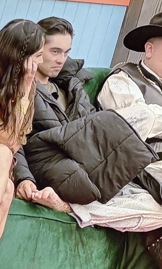 Sergio tenia todo para ser favorito.. lo queria el publico, buen aspecto y mucha personalidad pero se fue por donde no era y ahora le vale verga literal todo, hasta arreglarse y pues eso se ve mal porque esta en TELEVISION no en el mueble de su casa #LaGranjaVIP