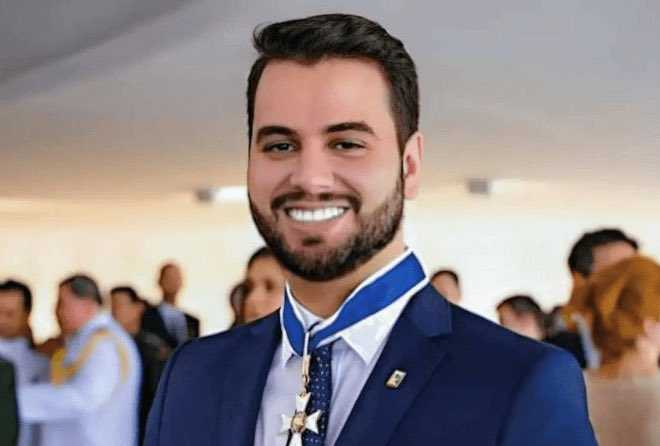 MarioNawfal's tweet image. 🚨🇺🇸🇧🇷 U.S. BORDER AGENCY FAKED RECORDS, HELPED JAIL BOLSONARO&apos;S ADVISER

A fake U.S. immigration record helped put a man in solitary confinement… and it took CBP 18 months to admit it was bogus.

Filipe Martins, a former adviser to Brazil’s ex-president Bolsonaro, was jailed…
