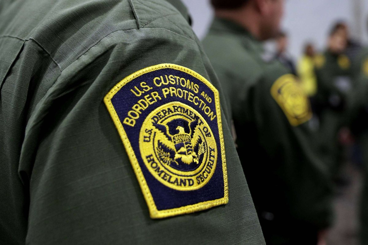 MarioNawfal's tweet image. 🚨🇺🇸🇧🇷 U.S. BORDER AGENCY FAKED RECORDS, HELPED JAIL BOLSONARO&apos;S ADVISER

A fake U.S. immigration record helped put a man in solitary confinement… and it took CBP 18 months to admit it was bogus.

Filipe Martins, a former adviser to Brazil’s ex-president Bolsonaro, was jailed…