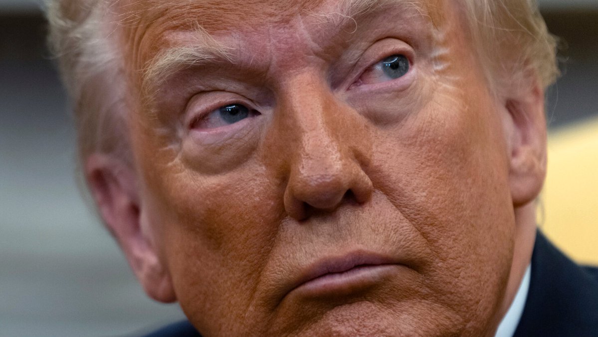 anyonewantchips's tweet image. Are you telling me we can spend $40B on Argentina, $1B on Trump’s Qatar jet, $250M on Trump’s ballroom, $150M on Trump’s golf, $520M on Trump's National Guard deployments & $172M on Kristi Noem’s jets - but we can’t spend a penny on lowering our healthcare premiums. Oh, hell no.