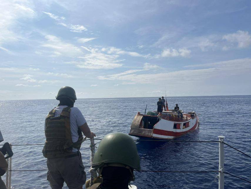 Philippine_Navy's tweet image. IN ACTION | PH #Navy Intercepts ₱695,533 worth of Undocumented Fuel off Tawi-Tawi
👉🏽web.facebook.com/share/p/1CvBbr…
#ProtectingtheSeasSecuringOurFuture
#ModernandMultiCapablePHNavy
#OneAFPOnePhilippines
#StrongAFPStrongPhilippines