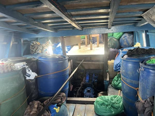 Philippine_Navy's tweet image. IN ACTION | PH #Navy Intercepts ₱695,533 worth of Undocumented Fuel off Tawi-Tawi
👉🏽web.facebook.com/share/p/1CvBbr…
#ProtectingtheSeasSecuringOurFuture
#ModernandMultiCapablePHNavy
#OneAFPOnePhilippines
#StrongAFPStrongPhilippines