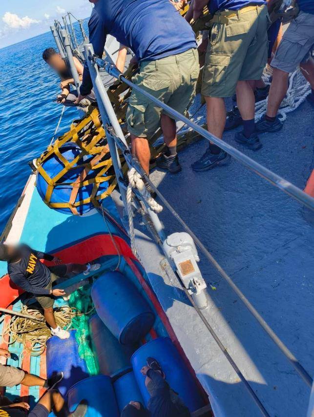 Philippine_Navy's tweet image. IN ACTION | PH #Navy Intercepts ₱695,533 worth of Undocumented Fuel off Tawi-Tawi
👉🏽web.facebook.com/share/p/1CvBbr…
#ProtectingtheSeasSecuringOurFuture
#ModernandMultiCapablePHNavy
#OneAFPOnePhilippines
#StrongAFPStrongPhilippines