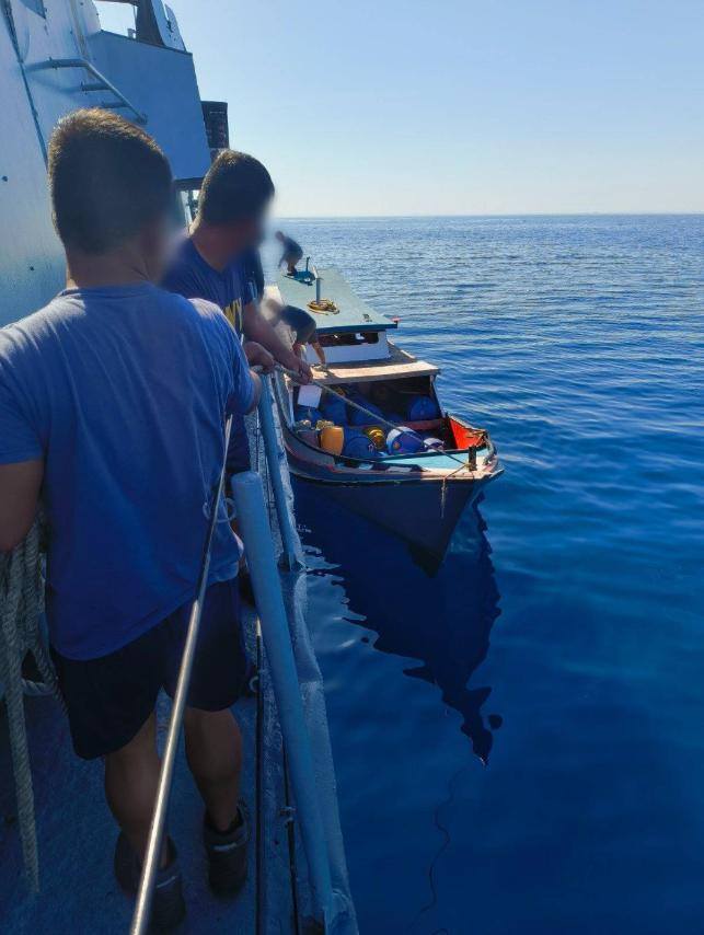 Philippine_Navy's tweet image. IN ACTION | PH #Navy Intercepts ₱695,533 worth of Undocumented Fuel off Tawi-Tawi
👉🏽web.facebook.com/share/p/1CvBbr…
#ProtectingtheSeasSecuringOurFuture
#ModernandMultiCapablePHNavy
#OneAFPOnePhilippines
#StrongAFPStrongPhilippines