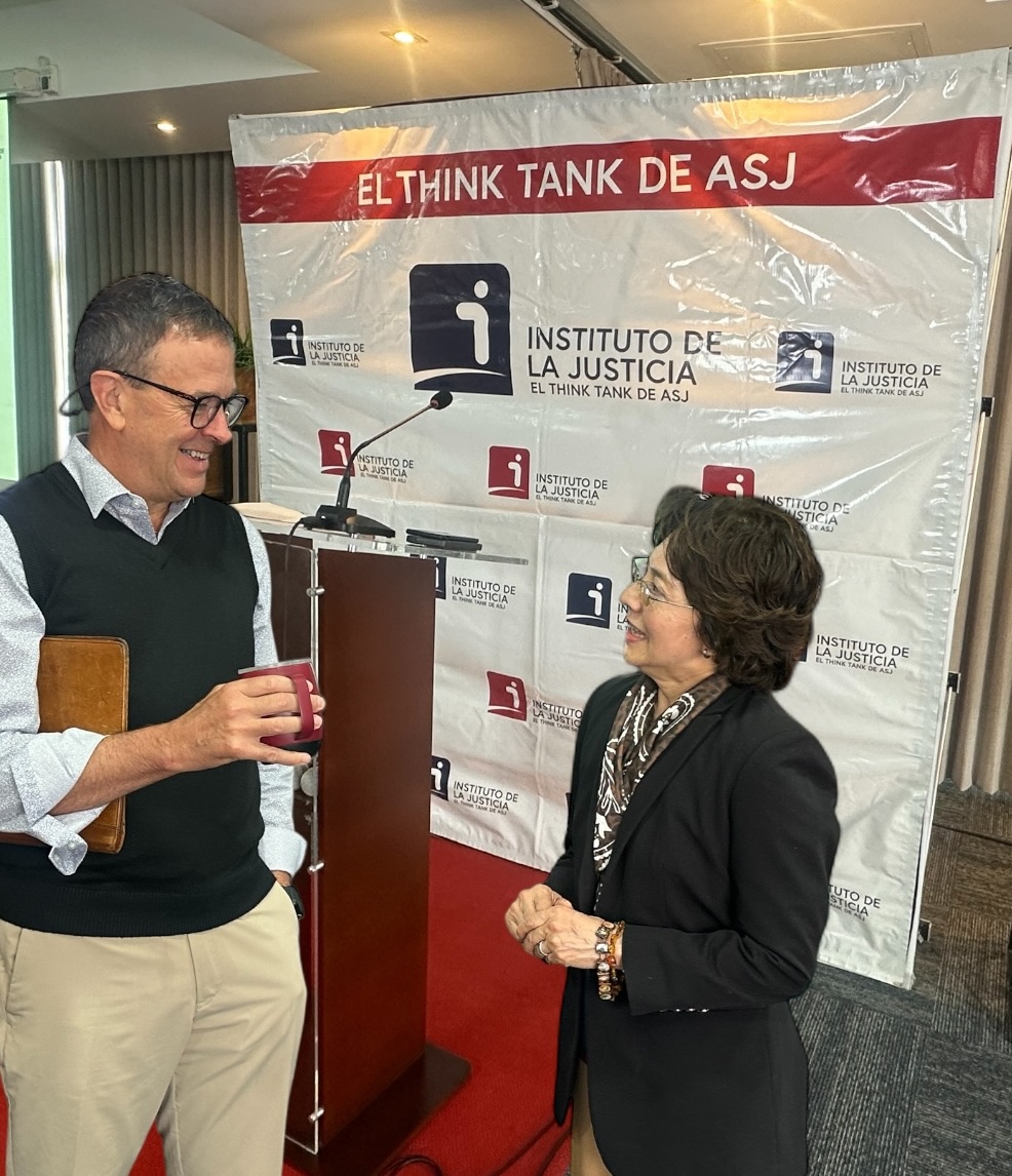 AudreyRiveraGm1's tweet photo. Diálogo con Kurt Alan Ver Beek @kurtverbeek, Co-Fundador y Presidente de @asjhn1 y autor de #CallForJustice sobre el lanzamiento del estudio Termómetro Electoral en 🇭🇳 por el Instituto de la Justicia. #Elecciones @RaquelSerur3 @SRE_mx @ComunicacionSRE @Pedro_Matar @sasildeleon https://t.co/oWYRKquAxs