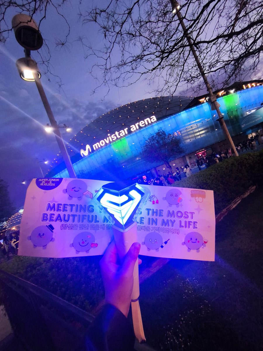 La noche perfecta gente😭💙 llena de emociones, llanto y gritos por mil ( mis amígdalas se quedaron allá jaja )
Y espero de corazón que en pocos añitos más regresen🙌🏻 Son todo para mí🫂❤️‍🩹

#SUPERSHOW10 #SUPERSHOW10inChile 🇨🇱 #SUPERJUNIOR <a href="/SJofficial/">SUPER JUNIOR</a> 🩷