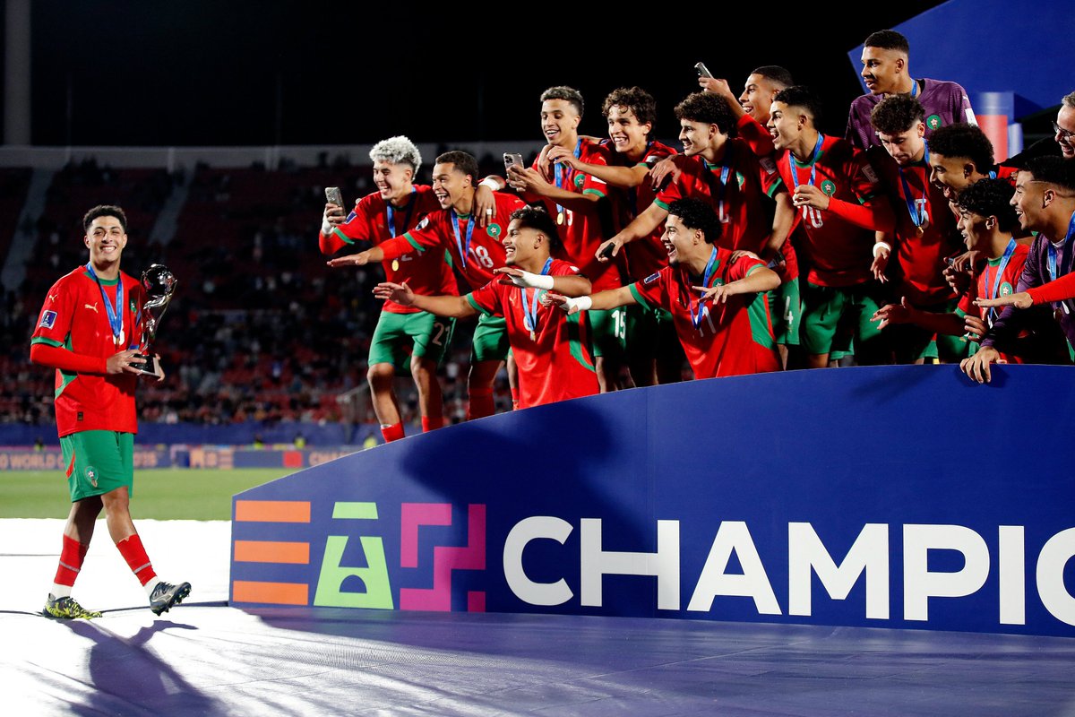 مشوار تاريخي لمنتخب استحق اللقب بكل جدارة 🇲🇦🏆

• الجولة 1: الفوز على إسبانيا (2-0) ✅
• الجولة 2: الفوز على البرازيل (2-1) ✅
• الجولة 3: الخسارة من المكسيك (1-0) 🔻
• دور الـ16: الفوز على كوريا الجنوبية (2-1) ✅
• ربع النهائي: الفوز على الولايات المتحدة (3-1) ✅
• نصف