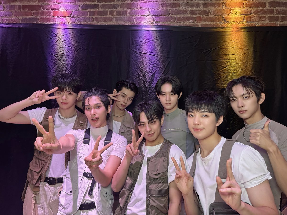 [📸]
251019
2025 EVNNE CONCERT 
‘SET N GO’ JERSEY CITY

오늘도 밝게 빛내준 엔브 ✨
다음에 또 봐요 👋

#EVNNE #이븐
#2025EVNNECONCERT
#SET_N_GO 
#SET_N_GO_TOUR