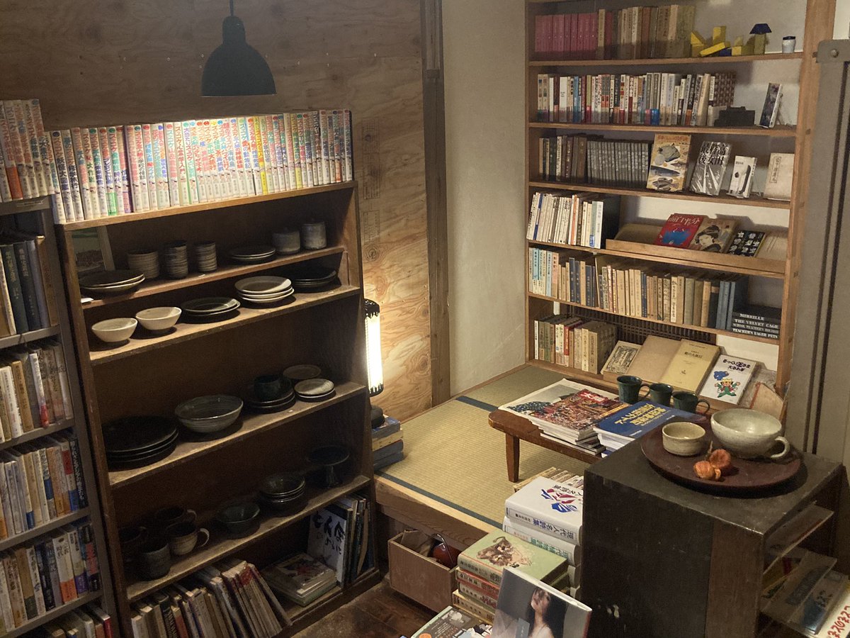 本日もオープンしました
12:20-18:00.

久しぶりの自転車通勤。
(鍵をずっと無くしてたから)
町の変化を見るには、
やっぱり人力が一番です。

銀行やらなんやら行っておったら、
開店遅くなりました。
今日もこのあとのんびりと。