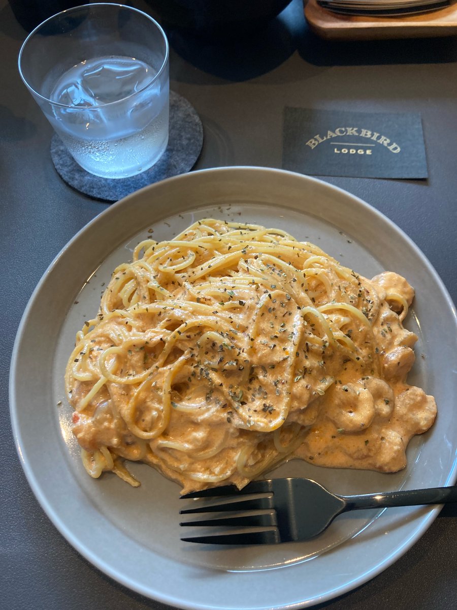 ClassBiz_2021's tweet image. ＝スタッフおススメランチ情報＝

Class Biz.から徒歩２分。
お酒の飲める喫茶店「BLACK BIRD」

店内にはレコードやCDがずらり！
年期の入ったスピーカーから心地よい音楽が流れる中、カウンター越しに見える青空が抜け感を演出。
女性オーナーとのおしゃべりも心地よい♪♪
昼も夜も訪れたいお店。