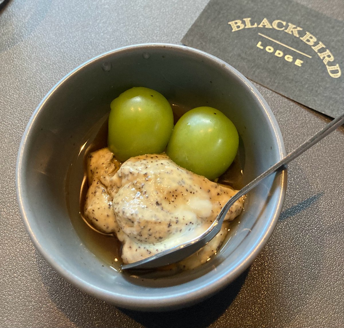 ClassBiz_2021's tweet image. ＝スタッフおススメランチ情報＝

Class Biz.から徒歩２分。
お酒の飲める喫茶店「BLACK BIRD」

店内にはレコードやCDがずらり！
年期の入ったスピーカーから心地よい音楽が流れる中、カウンター越しに見える青空が抜け感を演出。
女性オーナーとのおしゃべりも心地よい♪♪
昼も夜も訪れたいお店。