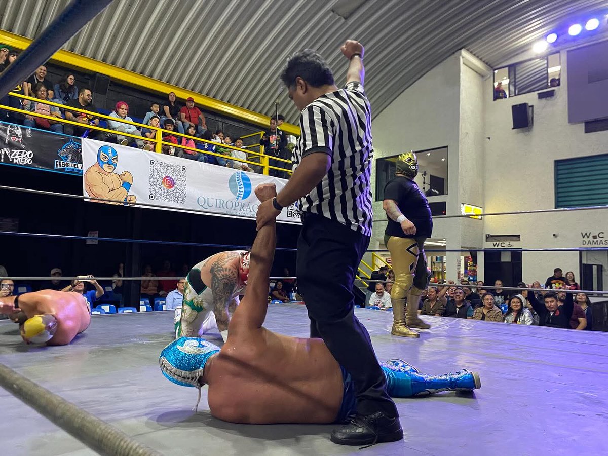LaTijeraLucha's tweet photo. Explosión de emociones en #ArenaDelValle,victoria técnica por descalificación #BrazoCelestial y #CiclonRamirezJr luego de que #ReyEspectro y #KaronteJr les propinaron certeros faules que el referí alcanzó a observar y otorga la descalificación para los técnicos...
#latijera https://t.co/H501cfYca9