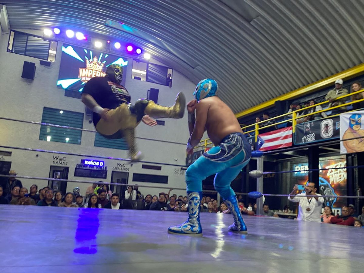 LaTijeraLucha's tweet photo. Explosión de emociones en #ArenaDelValle,victoria técnica por descalificación #BrazoCelestial y #CiclonRamirezJr luego de que #ReyEspectro y #KaronteJr les propinaron certeros faules que el referí alcanzó a observar y otorga la descalificación para los técnicos...
#latijera https://t.co/H501cfYca9