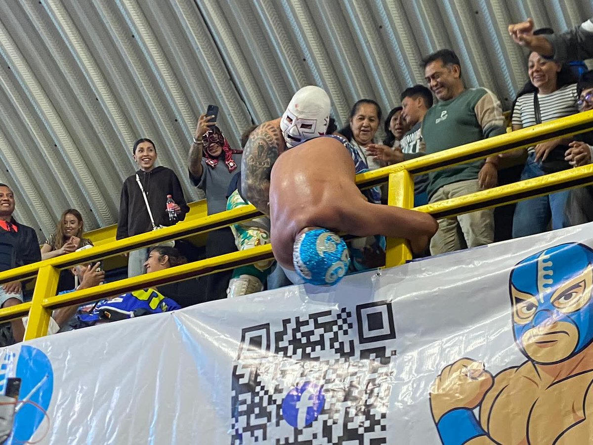 LaTijeraLucha's tweet photo. Explosión de emociones en #ArenaDelValle,victoria técnica por descalificación #BrazoCelestial y #CiclonRamirezJr luego de que #ReyEspectro y #KaronteJr les propinaron certeros faules que el referí alcanzó a observar y otorga la descalificación para los técnicos...
#latijera https://t.co/H501cfYca9