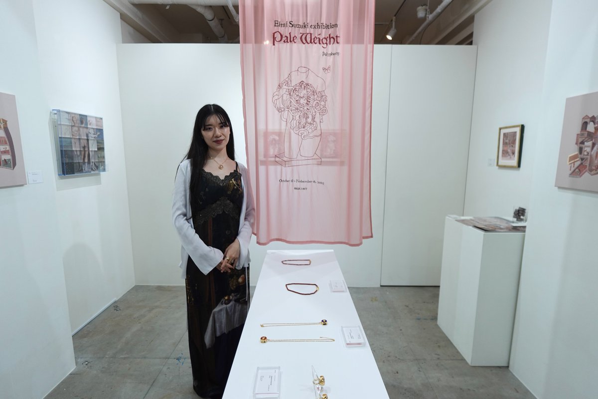 GEEKPICTURESinc's tweet image. ◤ NEWS ◢  
#スズキエイミ さんによる新作展「Pale Weight」を11月16日（日）までGalerie GEEK/ARTにて開催中です🪽  

「Polyphony（多声性）ーあなたがもし、私だったらー」をテーマに、心と身体にスポットライトを当てた作品群を展開します🖼️…