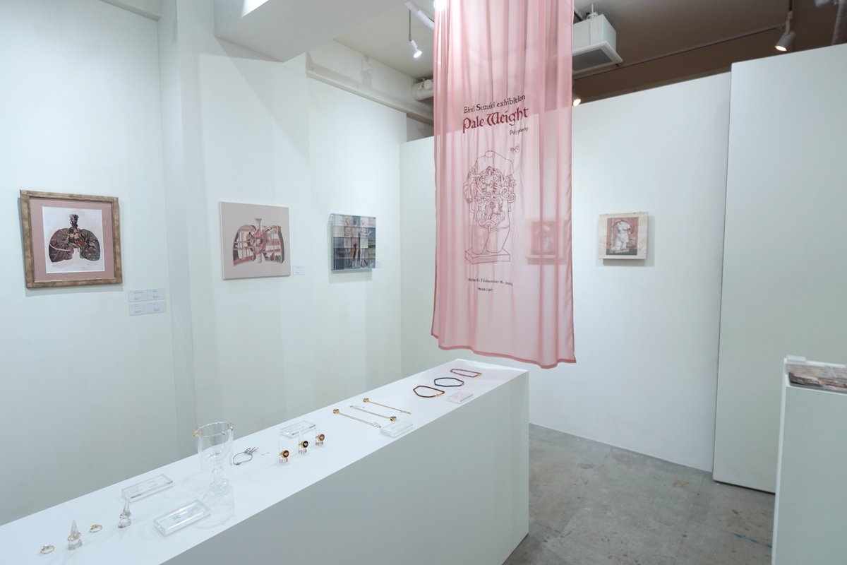 GEEKPICTURESinc's tweet image. ◤ NEWS ◢  
#スズキエイミ さんによる新作展「Pale Weight」を11月16日（日）までGalerie GEEK/ARTにて開催中です🪽  

「Polyphony（多声性）ーあなたがもし、私だったらー」をテーマに、心と身体にスポットライトを当てた作品群を展開します🖼️…